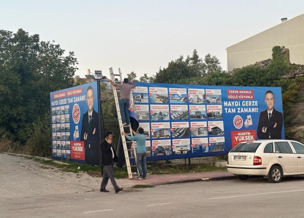 AKP’li Gerze Belediye Başkanı Rakibinin Afişlerini Kaldırttı.