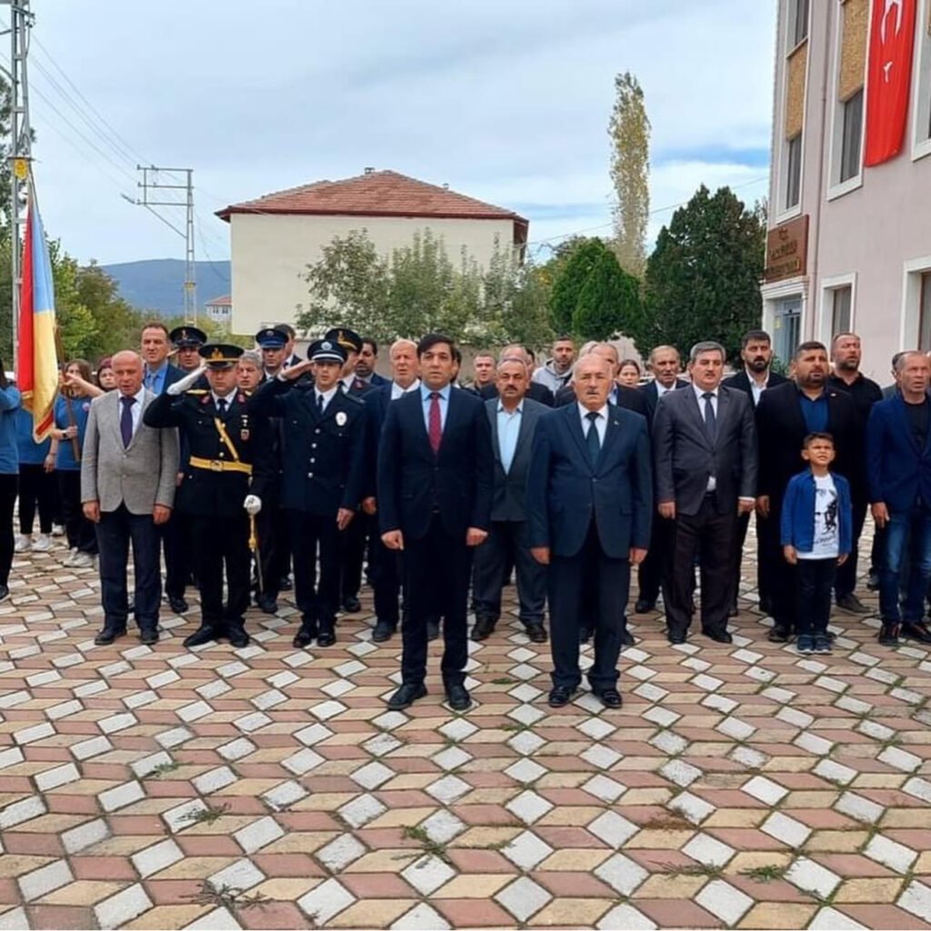 İlçemizde Çelenk Sunma Töreni Yapıldı.